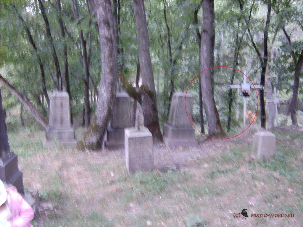 старинное кладбище
