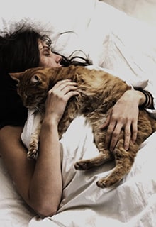 девушка и кот спят