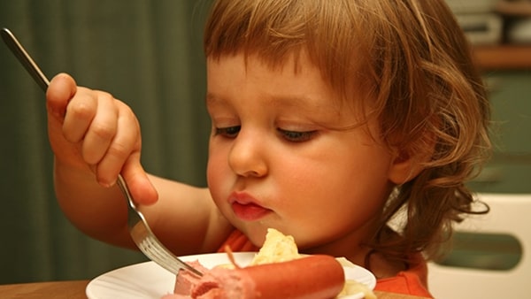 Ребенок с колбасой