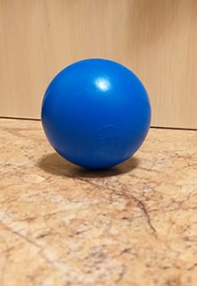 синий мяч
