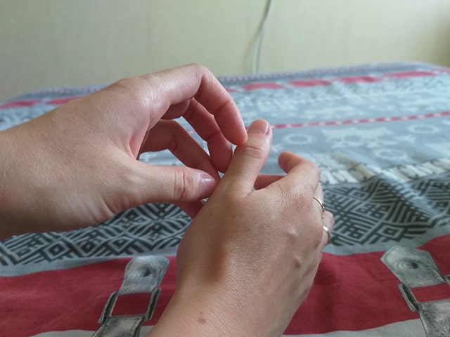 женщина чешет большой палец