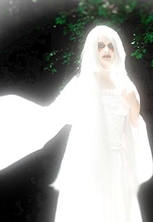 призрак девушки в белом балахоне