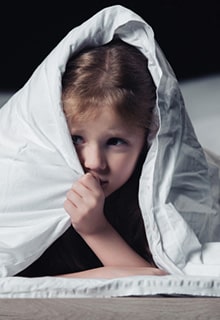 девочка под одеялом